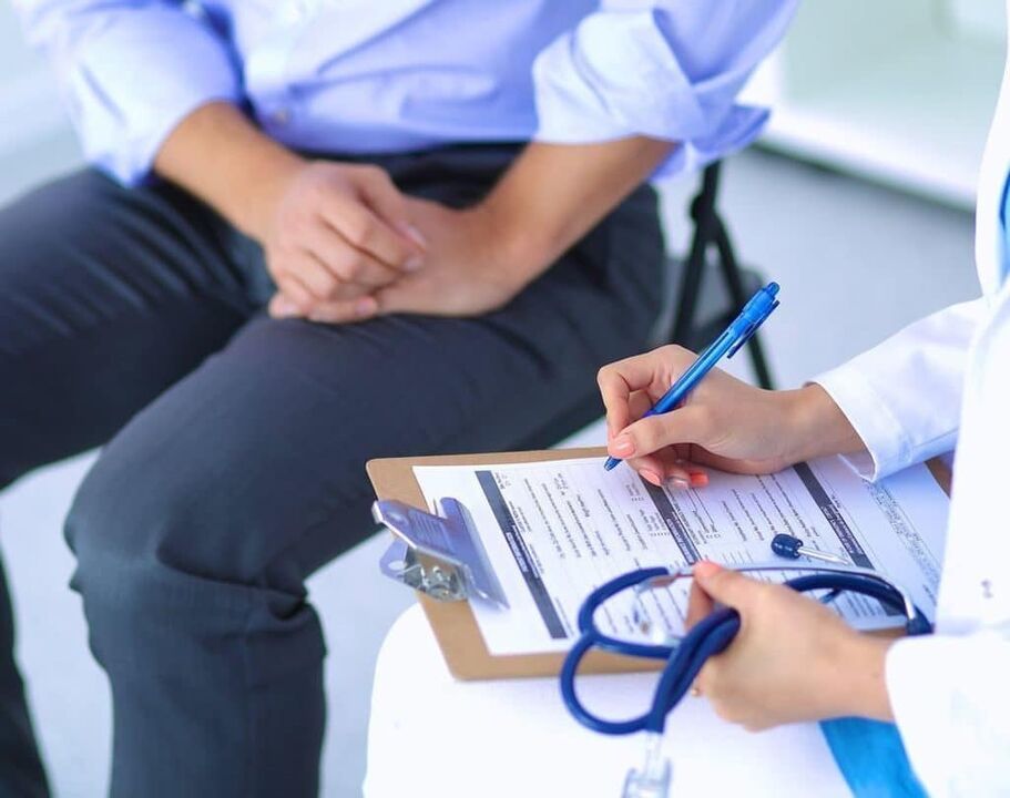 il medico prescrive il trattamento per la prostatite