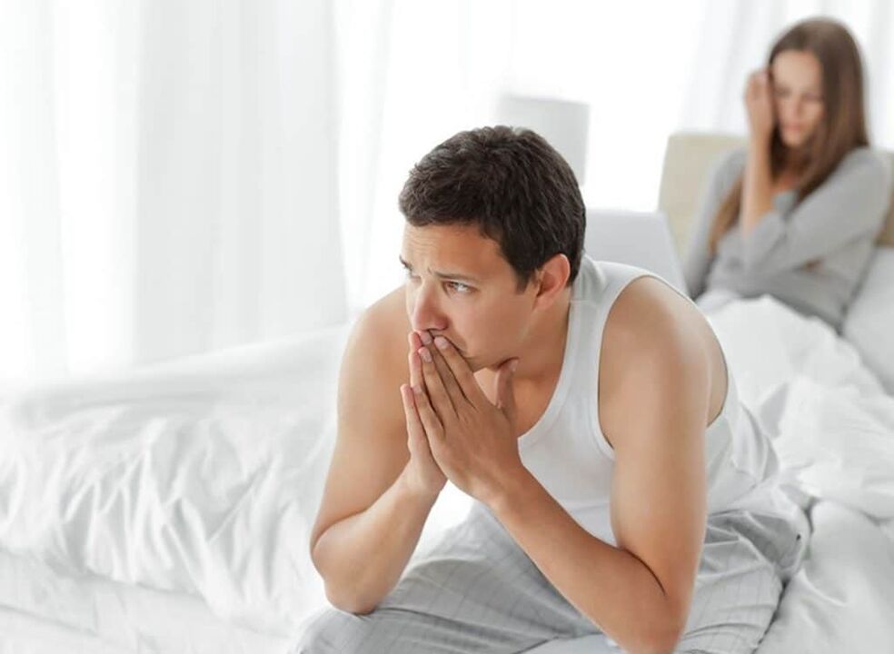 un uomo con scarsa potenza a causa della prostatite